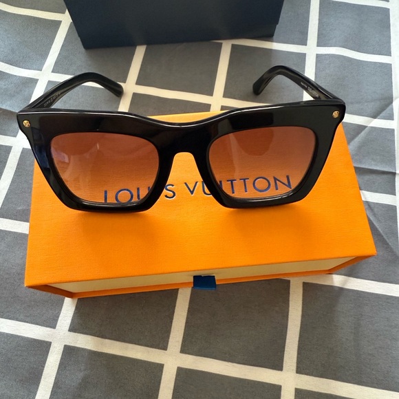 Louis Vuitton sunglasses in black - Picture 1 of 7